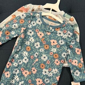 Two piece footed pajamas, floral 🪷🌸and horse pattern 🐴